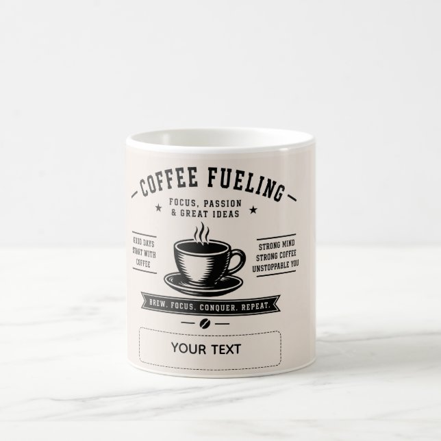Koffeindrivet – Motiverande Personligt Koffein Kaffemugg (Center)