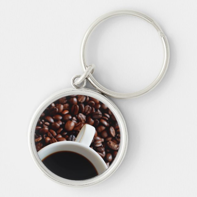 Koffekopp med kaffe, kaffebönor bakgrund rund silverfärgad nyckelring (Framsidan)