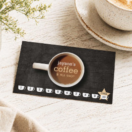 Koffekopp på svart trälayout för lojalitetskort fö