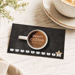 Koffekopp på svart trälayout för lojalitetskort fö
