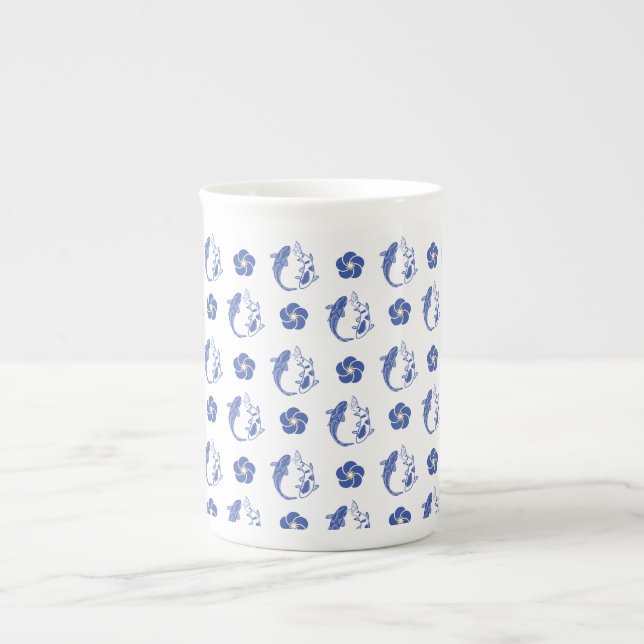 "Koi Blossom Crest: Serene Blue Edition" Benporslin Mugg (Framsidan)