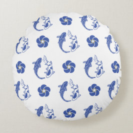 Koi Blossom Crest: Serene Blue Edition Rund Kudde