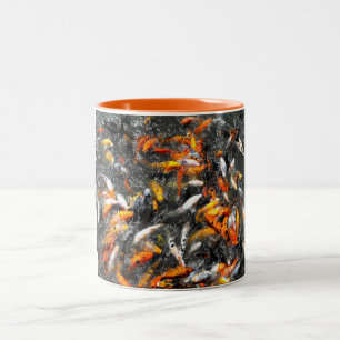Koi carp matande frenzy Två-Tonad mugg