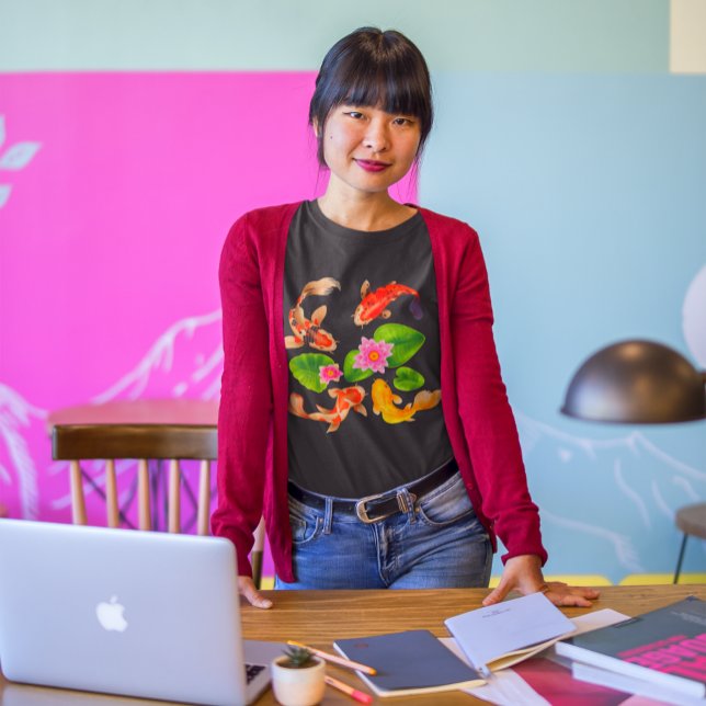 Koi Fish Lilly Dynors Graphic T Shirt (Skapare uppladdad)