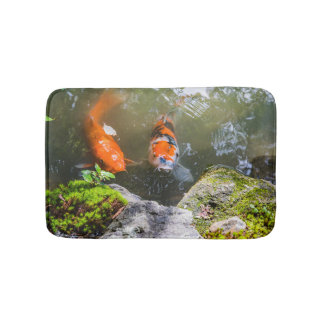 Koi fiskar i en damm badrumsmatta