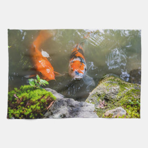 Koi fiskar i en damm kökshandduk