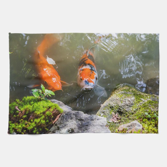 Koi fiskar i en damm kökshandduk (Horisontell)