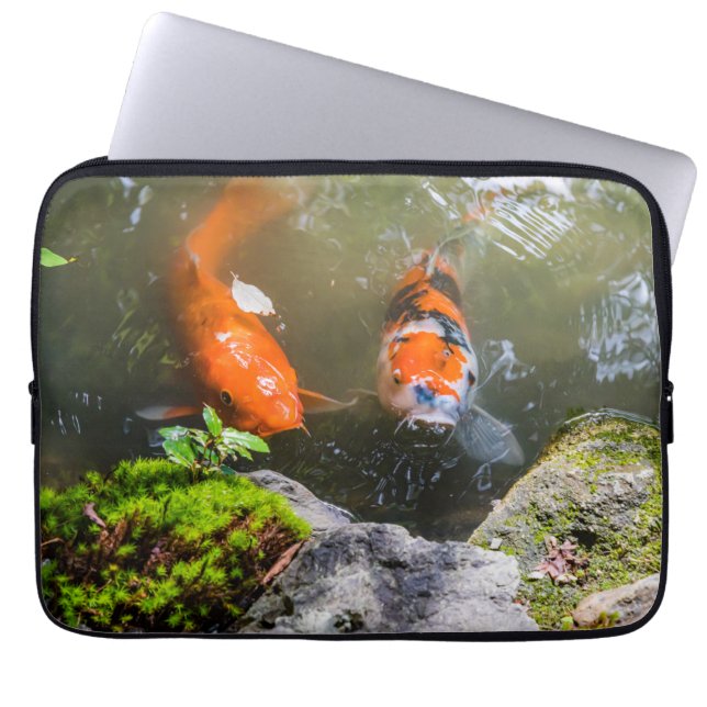 Koi fiskar i en damm laptop fodral (Framsidan)