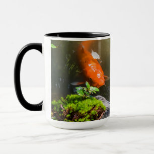 Koi fiskar i en damm mugg