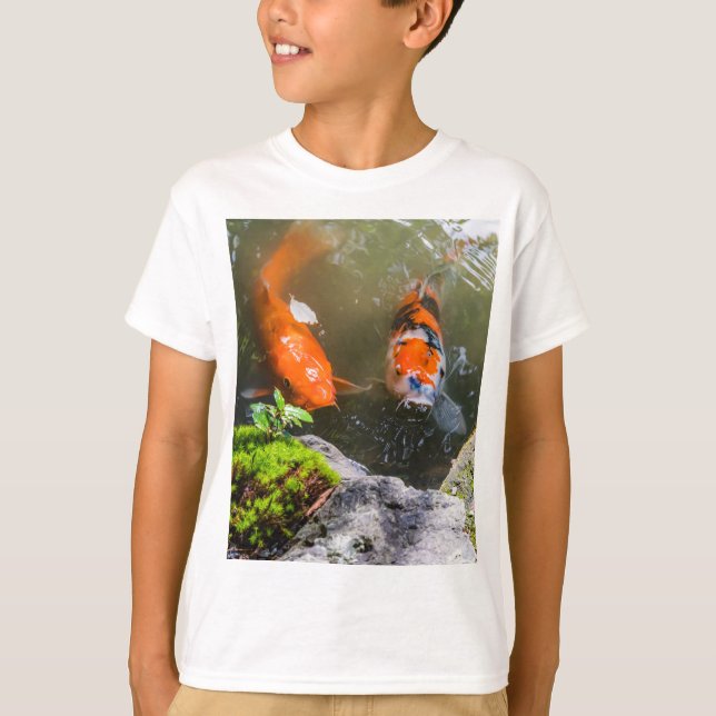 Koi fiskar i en damm t shirt (Framsida)