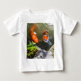 Koi fiskar i en damm t shirt