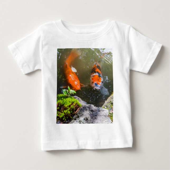 Koi fiskar i en damm t shirt (Framsida)