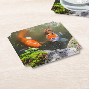 Koi fiskar i en damm underlägg papper