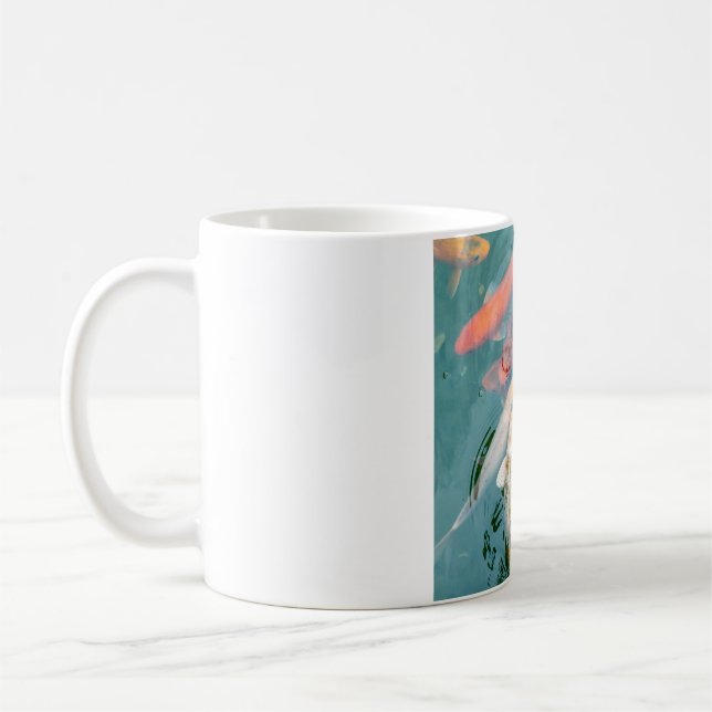 Koi-fiskar som simmar i dammen kaffemugg (Vänster)