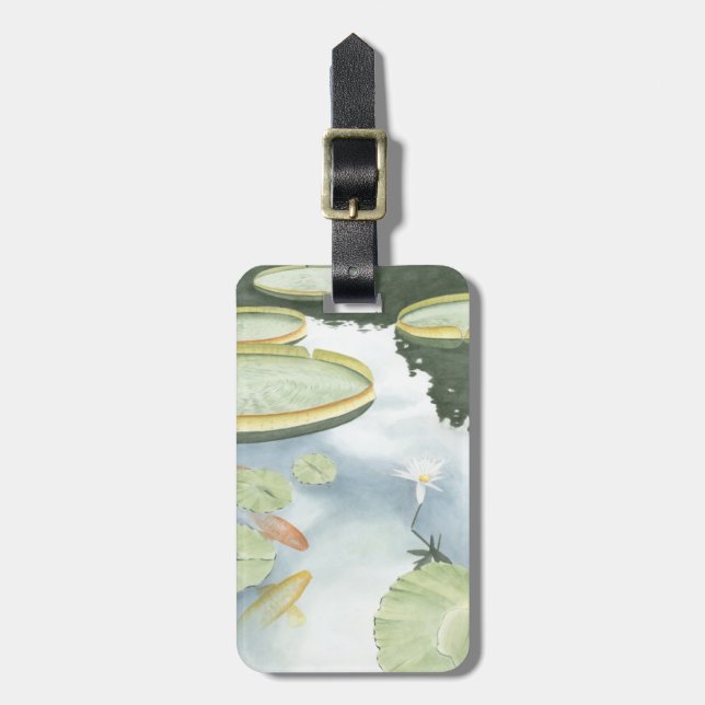 Koi Pond Reflection with Fish and Lilies Bagagebricka (Vertikal Framsida)