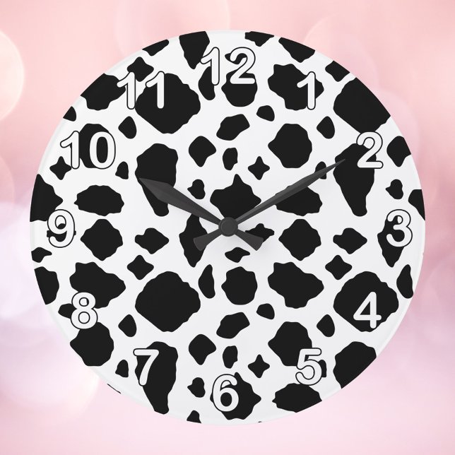Kojuster med komönster i svart och vitt stor klocka (A clock with a black and white cow pattern with white numbers )