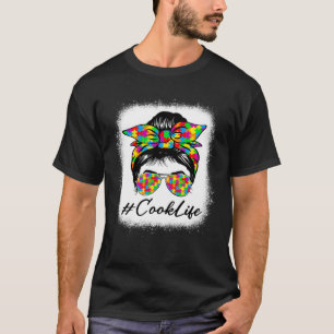 Koka Rödig Knotig Kvinna Stödjer Autismmedvetenhet T Shirt