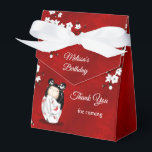 Kokeshi Doll White Red Birthday Tack Presentaskar<br><div class="desc">En söt kokeshi-docka i en vit kimono med röda fjärilar. Med vita körsbärsmätare på en strålande röd bakgrund och en anpassningsbar tack för födelsedagstext för flickans födelsedag.</div>