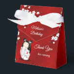 Kokeshi Doll White Red Birthday Tack Presentaskar<br><div class="desc">En söt kokeshi-docka i en vit kimono med röda fjärilar. Med vita körsbärsmätare på en strålande röd bakgrund och en anpassningsbar tack för födelsedagstext för flickans födelsedag.</div>
