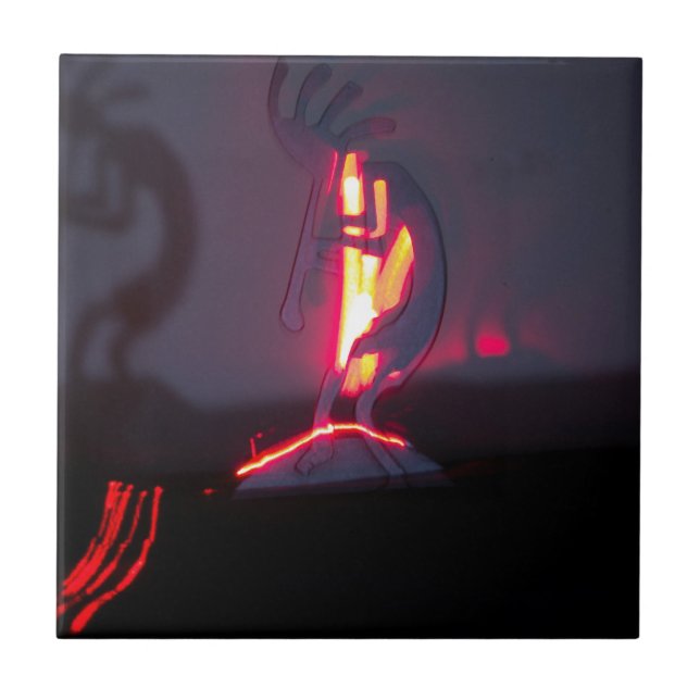 Kokopelli skuggar och avfyrar kakelplatta (Framsidan)