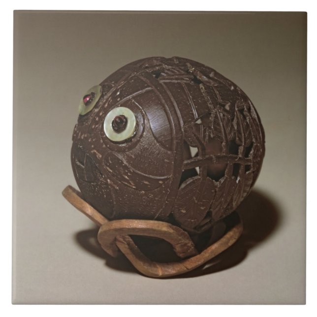 Kokosnöten sculpted in i ett ansikte, c.1895 kakelplatta (Framsidan)