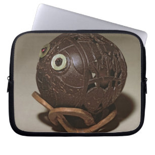 Kokosnöten sculpted in i ett ansikte, c.1895 laptop sleeve