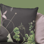 Kol Grått Artistic Abstrakt Botanical Kudde<br><div class="desc">Modern dekorativ kudde har ett minimalistiskt botaniskt tryck med en enkel modern abstrakt. En skiktad design i en kolpalett färg med grönt- och blekaccenter. Den här eleganten har en ekologisk utformning med lager av Alexanders Black Lovage löv på en enkel modern geometrisk bakgrund i abstrakten med cirkelformade former och linjer...</div>