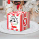 Kol, konstig julhemlighet Santa party Fa Presentaskar<br><div class="desc">Lägg till en lekfull nyck i din helgdag-presenting med den här förmånslådan Coal, som innehåller en fetstilt röd kandy rand-bakgrund, en grönt "Godkännandeförsegling" och en röd "Express Delivery"-frimärke. Perfekt för muffinsar, kakor, badbomber, smältdeglar i vax, ljus eller små noveltyer. Den här lådan är underbar för Hemlig tomt, julfester eller detaljhandelsförpackningar...</div>