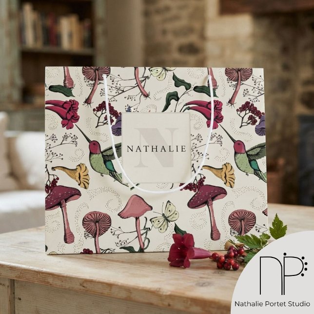 Kolibréträdgårdsmonogram (Chic hand-drawn hummingbird garden with exotic flowers, monogram, name in elegant cream for birthday)