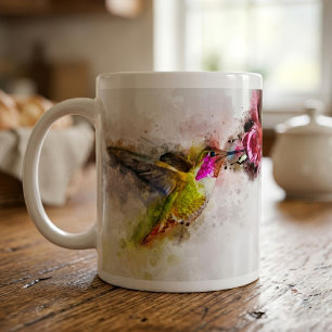 Kolibri som dricker nektar från rosa blomma i akva kaffemugg
