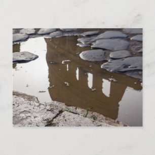 Koliseum-reflektion i en puddle - Rom, Italien Vykort