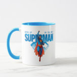Kolla upp Superman. Mugg<br><div class="desc">Snart in i den klassiska tecknaden bok med den här elektrifierande supermansbilden! Med stålmannen som flyger uppåt i en kraftfull attityd kanaliserar denna pulserande design vintage tecknad bok vibes med ett modernt kant. Hans röda gafflar bakom honom när han slår genom himmel, inramad av fet blå text och den ikoniska...</div>