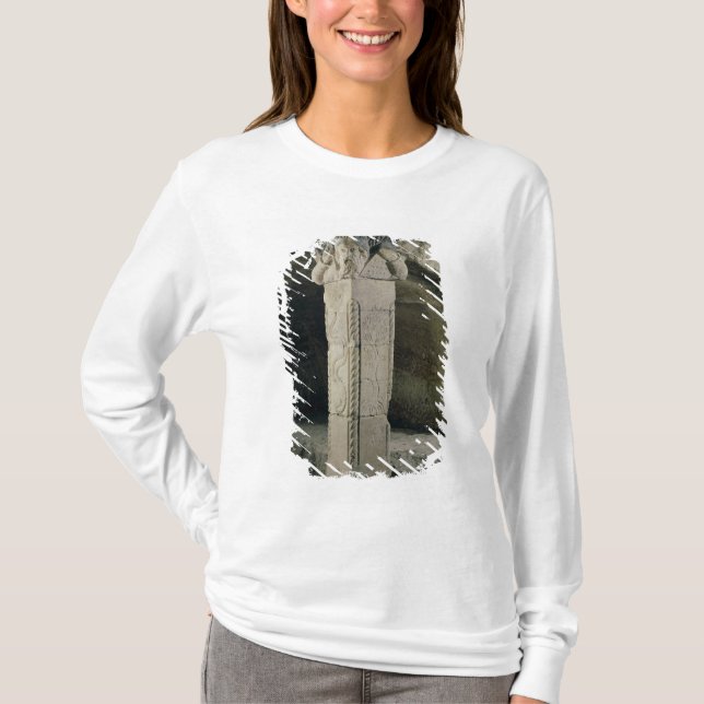 Kolonn från crypten, med huvudet av Moses Tee (Framsida)