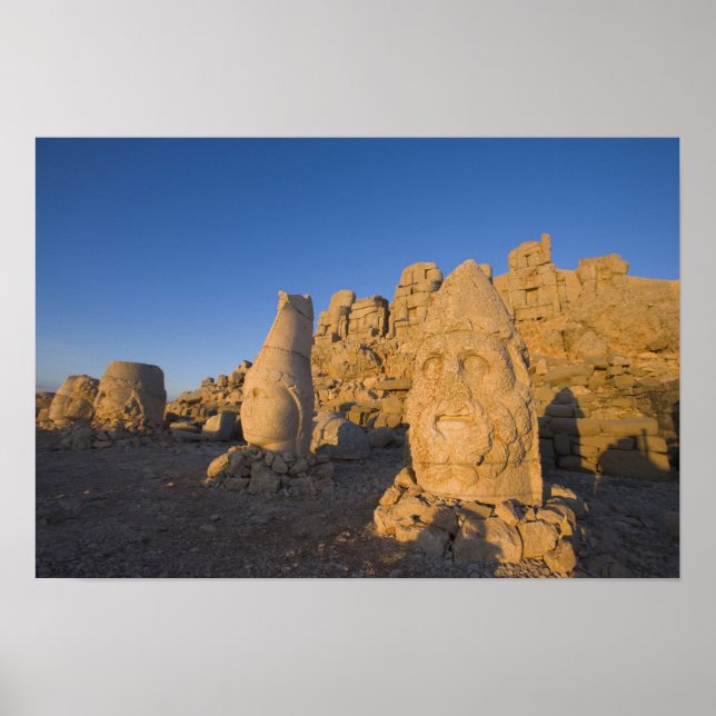 Kolossala huvudstatyer för gudar som vaktar de 2 poster (Framsidan)