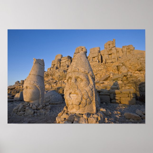 Kolossala huvudstatyer för gudar som vaktar poster (Framsidan)