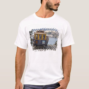 Kolvagn åker uppför Hyde Street i San T-shirt