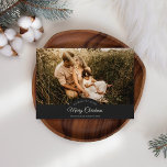 Kolväte mycket God jul fyra foto liggande Julkort<br><div class="desc">Den här Helgdag för träkol i mycket God jul 4 Photo Ligcape har en sofistikerad mörk grått-bakgrund med en blandning av enkla elfenbensbokstäver och klassisk kalligrafi parad med en minimalistisk boho-stil som strejkor en perfekt balans mellan ren modern subtilitet och vintagens elegans. Den här charmerande designen är ett härligt sätt...</div>