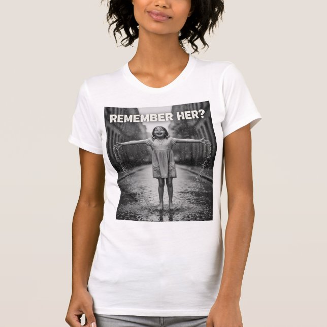 Kom ihåg henne - Dance in Rain Inner Child Joy T Shirt (Framsida)