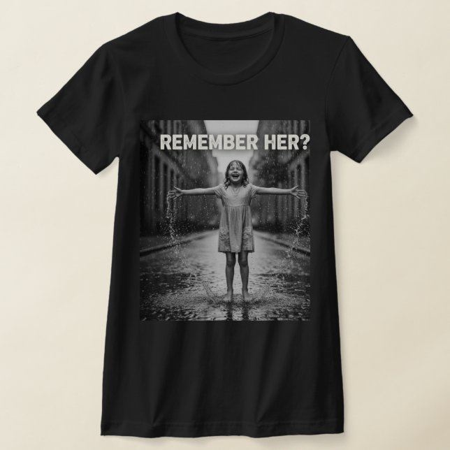 Kom ihåg Henne – Dansa i regnet Inre Barnets Glädj T Shirt (Laydown)