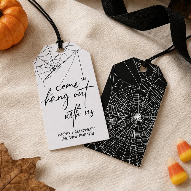 Kom och Häng Med Oss Halloweenfest Presentetikett (Invite everyone to “come hang out” with these delightfully spooky Halloween gift tags! )