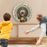 Kom och träffa mig om jag komar ner till öga darttavla<br><div class="desc">En liten konsthandduk som visar tecknade figurer,  blandar idrott och roligt på ett livligt och engagerande sätt.</div>
