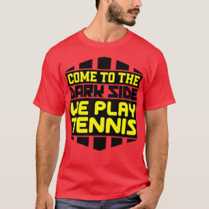 Kom till mörken vi spelar tennis t shirt