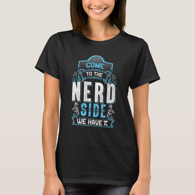 Kom till Nerd Side Math Pi Day T Shirt (Framsida)