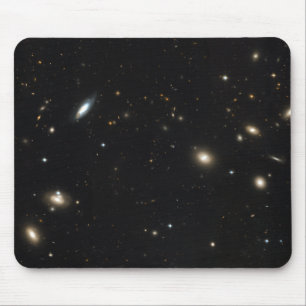Koman samla i en klunga av galaxer musmatta