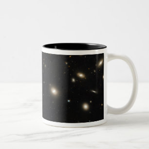 Koman samla i en klunga av galaxer Två-Tonad mugg