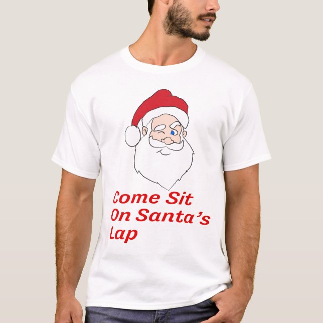 Komen sitter på Santas varvskjortan T-shirt (Framsida)