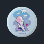 Komfort och säkerhet | Charlie & Snoopy Hug Knapp<br><div class="desc">Kolla in den här toppen söta Peanuts-designen med Charlie Brown och Snoopy.</div>