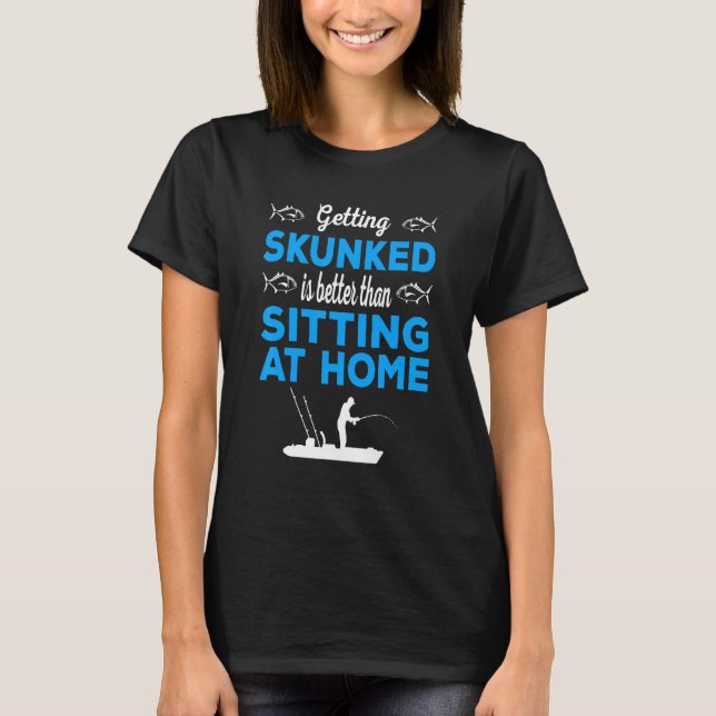 Komma åt Skunked Angler Kayak-fiske T Shirt (Framsida)