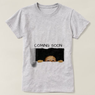 Kommande snart tittutbabyanpassningsbar t-shirt