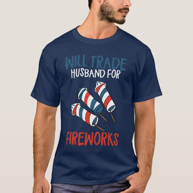 Kommer att utpressa make för fyrverkerier Rolig 4  T Shirt (Framsida)